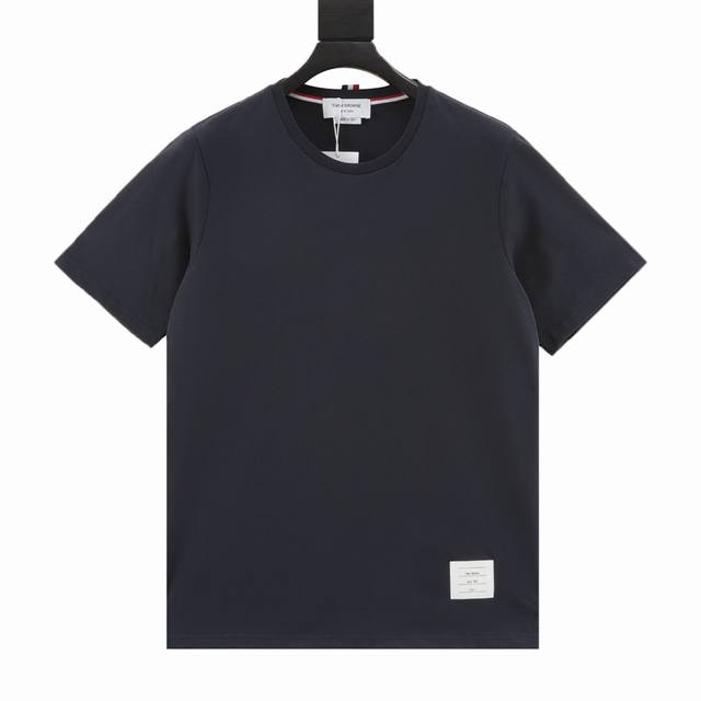 130 thom Browne 24Ss Tb素色短袖 灵感源自八十年代复古 采用定制面料制作而成 官方同款 面料经过同缸染色工艺处理 手感舒适柔软 既时尚又具