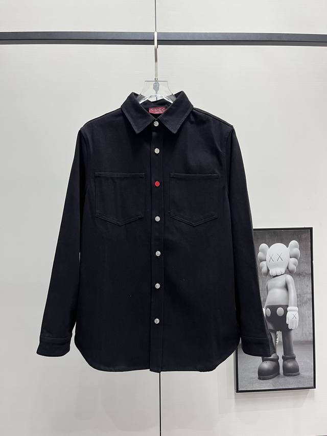 本地自取430 gucci丨古驰 24Fw 后背烫钻字母牛仔衬衫外套 日常成衣单品甄选优质材质，以精湛工艺匠造而成，焕新诠释魅力格调，为2024秋冬男士系列再添