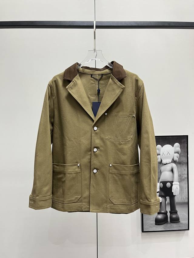 本地自取460 lv丨路易威登24Fw 西装式帆布夹克外套 25Ss新款棉质帆布夹克融合工装元素和剪裁细节，呈现楼梯布衣领、珠光纽扣和铆钉等设计巧思，再为错视胸