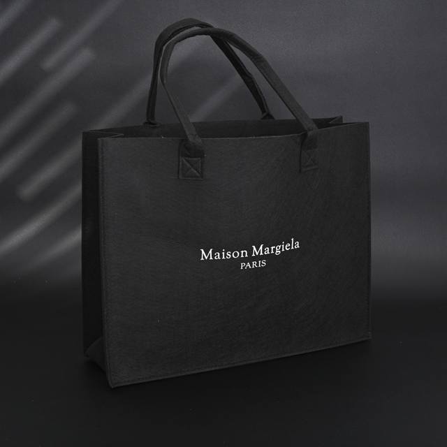 本地自取130 maison Margiela马吉拉Mm6 比利时限定托特包 采用140Ghm进口毛毡，一体烧毛工艺，整包重量仅300G，解放肩膀和双手。印花菲