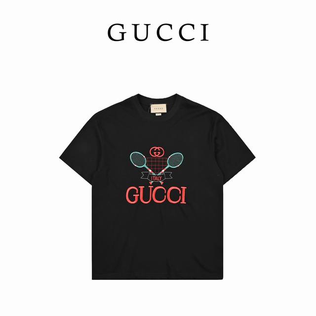 本地自取170 gucci/古驰 23Ss 网球拍刺绣短袖 面料采用270克重精梳棉，定制1*1螺纹，成衣两遍水洗处，面料舒适亲肤无异感，定制定染面料， 纺织密