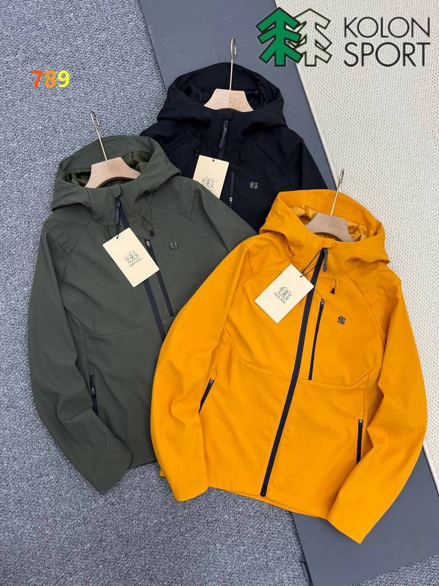 p250 kolon Sport可隆软壳夹克防泼水上衣户外休闲衣男士防风徒步外套！ 软壳夹克外套，具有优异的防风，防泼水功能，穿着舒适自如。 连帽设计，帽子有隐