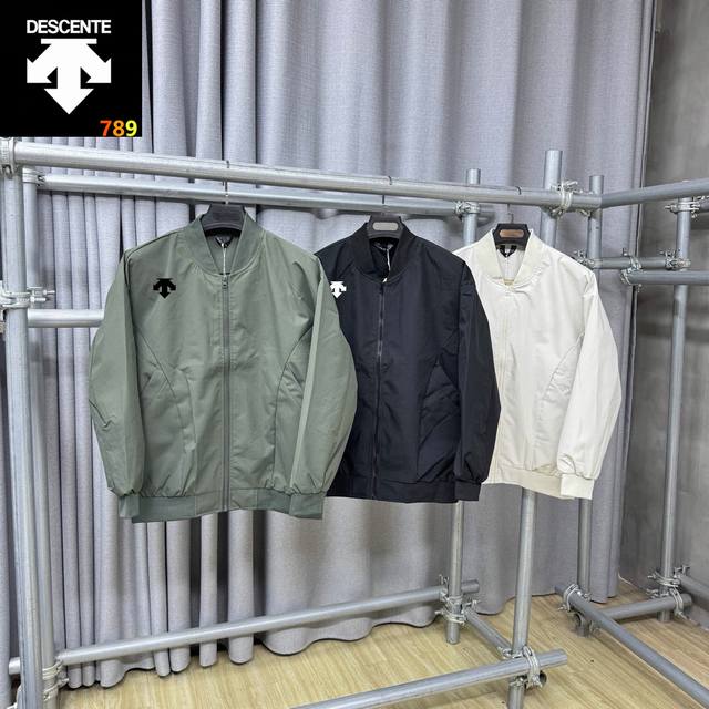 p210 迪桑特立领 棒球服外套 25新款上新 正品购入1:1复刻 多次打板还原正品 纯色 拼接的一个设计 两侧做了两个斜插式大口袋设计 一眼望上去 满满的设计