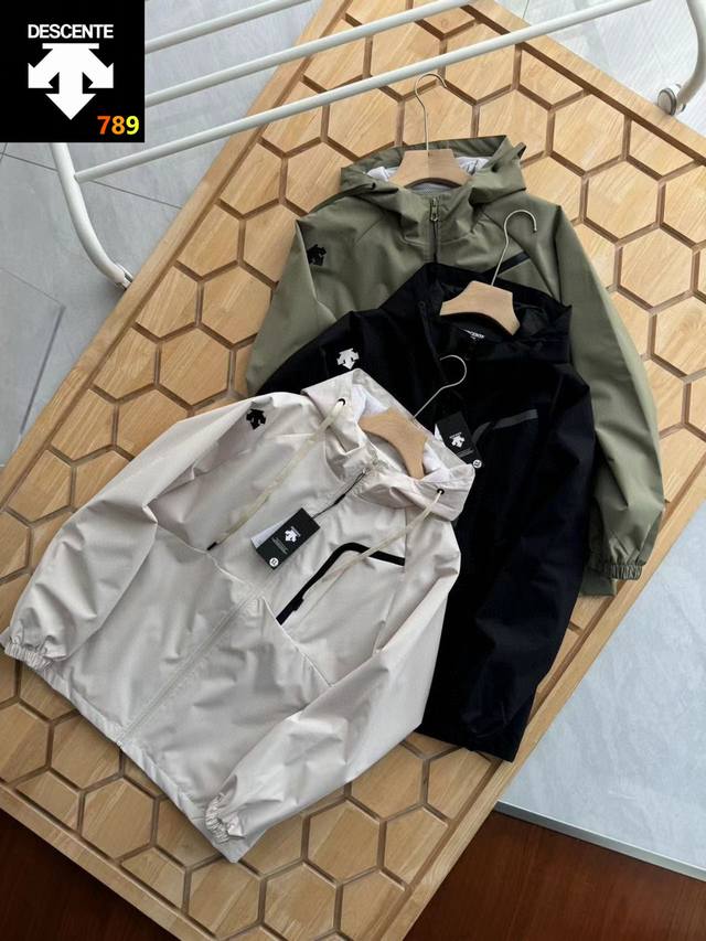 p190 desente 迪桑特户外冲锋衣男女同款休闲运动连帽夹克防风防雨三防面料宽松外套 户外登山运动 高品质款 上身效果巨好 口袋压胶拉链设计可满足不同人们