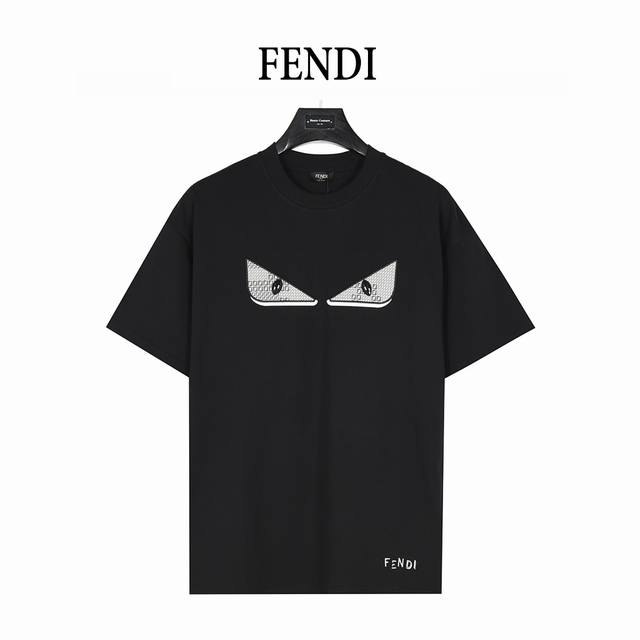本地自取180（支持放店） fendi/芬迪 25Ss 小怪兽眼睛老花贴布刺绣短袖T恤 fd经典元素，上身休闲舒适，衣身同色无色差，工费昂贵。 胸前怪兽镶钻眼睛