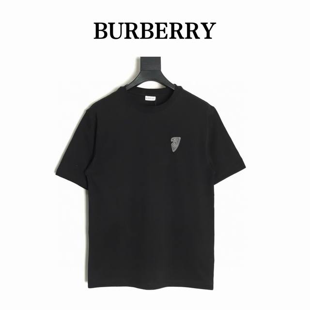 本地自取170 burberry 巴宝莉 25Ss 发泡战马短袖T恤 面料采用定制240G 26支特滑双股精棉平纹高密无尘全棉布料。前幅高密度加厚，走线平整，代