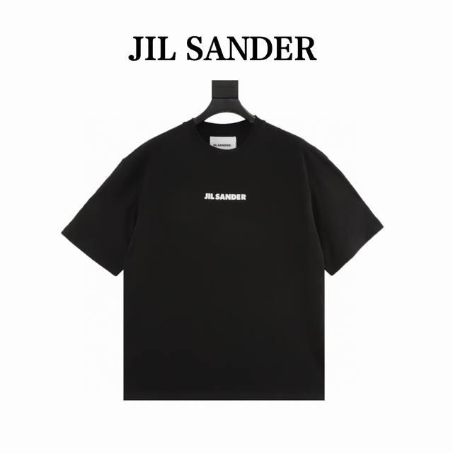 本地自取170 jil Sander 品牌经典黑白小字母T恤。以其极简主义的设计理念，诠释了低调的奢华。T恤采用高克重高品质棉质面料，触感柔软舒适，贴合肌肤，展