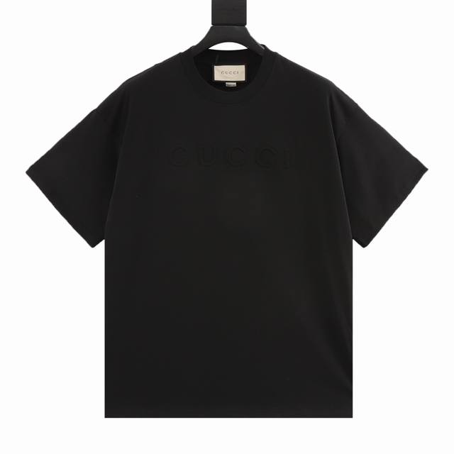 130 gucci/古驰 25Ss 立体浮雕压花字母Logo短袖T恤 采用16S麻棉克重230G ，搭配32S双纱1×1螺纹，面料螺纹同缸定染。 胸前搭配Log