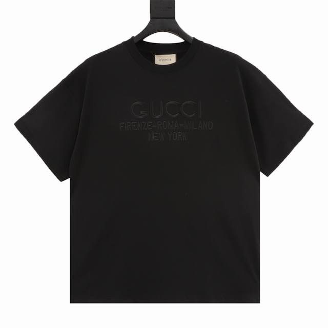 130 gucci/古驰 25Ss 暗纹Gucci城市刺绣短袖T恤 休闲装与T恤巧妙融入简约廓形，搭配时尚靴子与大号肩背包， 率性驾驭多种时尚型格。这款以米白色