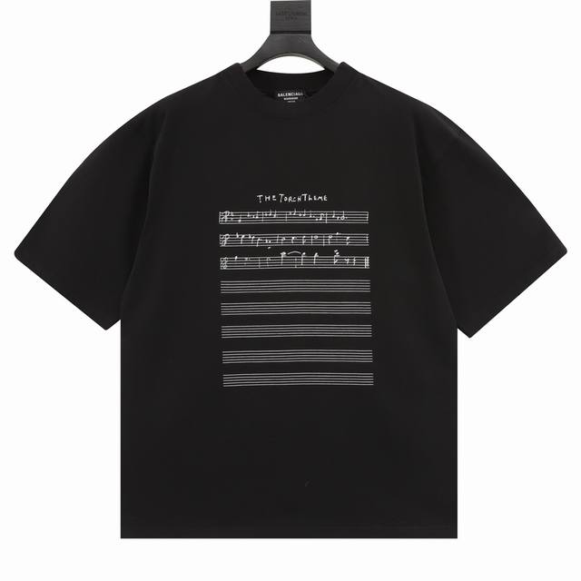 p120 balenciaga/巴黎世家 乐谱印花圆领短袖 复古平纹针织面料、大廓形版型、圆领短袖、正面和背面饰以艺术作品印花、做旧效果。采用15S精棉平纹，2