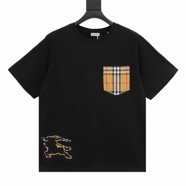 p120 burberry/巴宝莉 格纹镂空战马圆领短袖 今年夏天最新款经典耐看，时尚精简的一款标语T 无多余花里胡哨，随意搭配感受英式风格的独特魅力！客供平纹