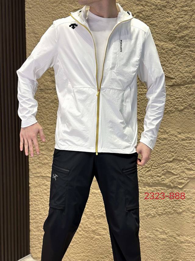 250 迪桑特 男子轻量 防晒 风壳 高弹力经编面料 跑步 骑行户外休闲 面料紧实密度高 轻量四面弹 简单轻潮，融合潮流设计与功能灵感！在满足人们对功能性需求的