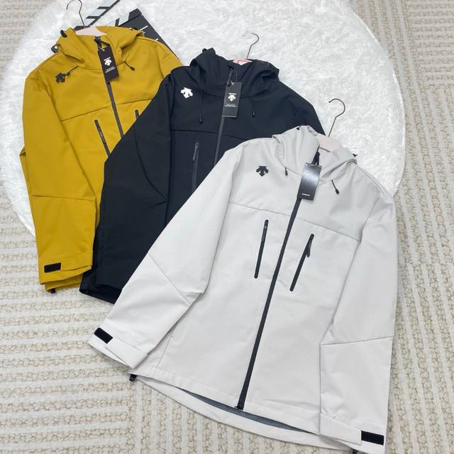 240 descente迪桑特专柜同款多功能户外休闲防风防雨宽松连帽运动休闲沖锋衣外套。 春秋款上新迪桑特官网在售款， 采用环保防风防水功能性冲锋衣面料 ，防风