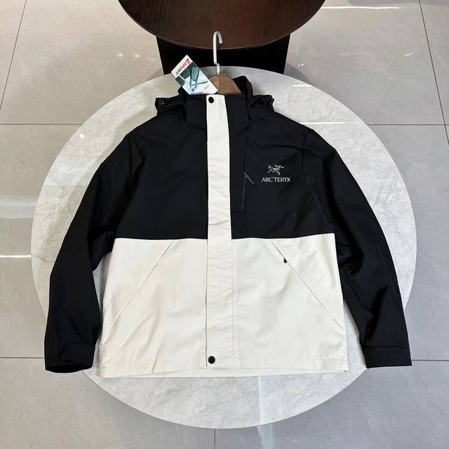 210 arc’Teryx 始祖鸟秋季新款户外冲锋衣外套，面料防水透湿 荷叶式拒水原理工艺 ，100的聚酯纤维 内里透气网面 舒适干爽体感 ，不闷汗，面料挺阔有