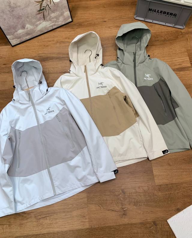 220 arc'teryx/始祖鸟 爆火户外品牌 户外情侣冲锋衣 防水耐脏 附带潮流属性 上身版型太香了 穿上效果露营风拉满 全身整体经典配色 性价比超级高 ，