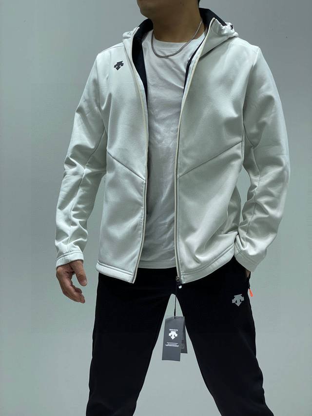220 迪桑特*Descente/2024款户外软壳防泼水连帽加绒夹克外套！ 压轴推荐！城市机能系列！ 轻奢户外软壳衣！线下近千元的好东西！ 专业户外复合加绒面