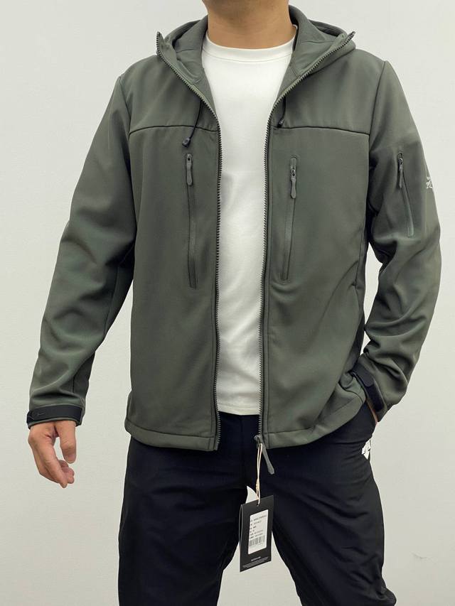 240 始祖鸟/Arcterxy*25年春季新品鸟家同款Gore-Tex 防水透气软壳冲锋衣 特定最新科技面料，内里复合加绒，最新的设计！ 全身压胶拉链设计，再