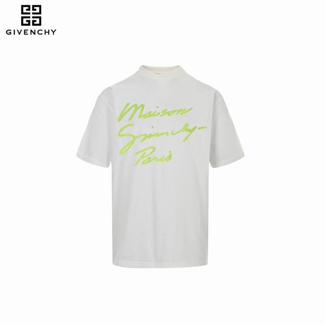 本地自取：170 givenchy/纪梵希 25Ss 荧光绿字母刺绣短袖 采用100%棉质面料，柔软透气，让你在夏日里尽享舒适。 胸前采用全新的链条式缝合技术配
