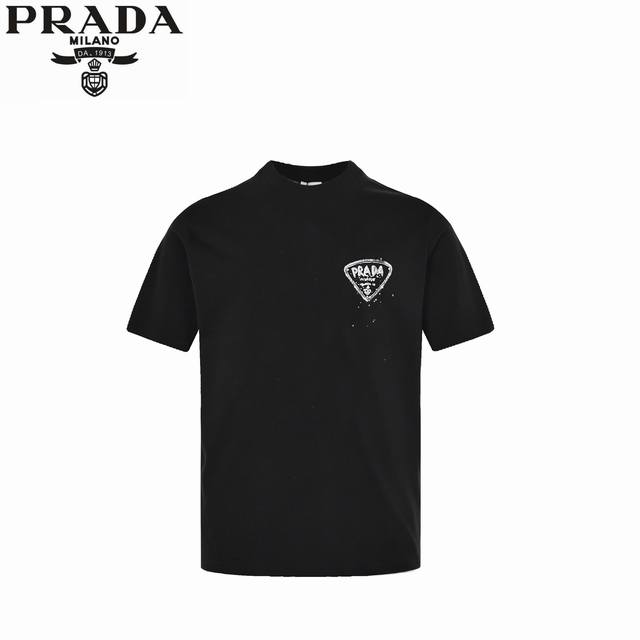 本地自取：160 prada/普拉达 25Ss 三角标点缀涂鸦短袖T恤 采用260G棉质布料40支双纱面料，纺织密度高，垂感佳，不易变形。厚织感加上紧密纺纱工艺