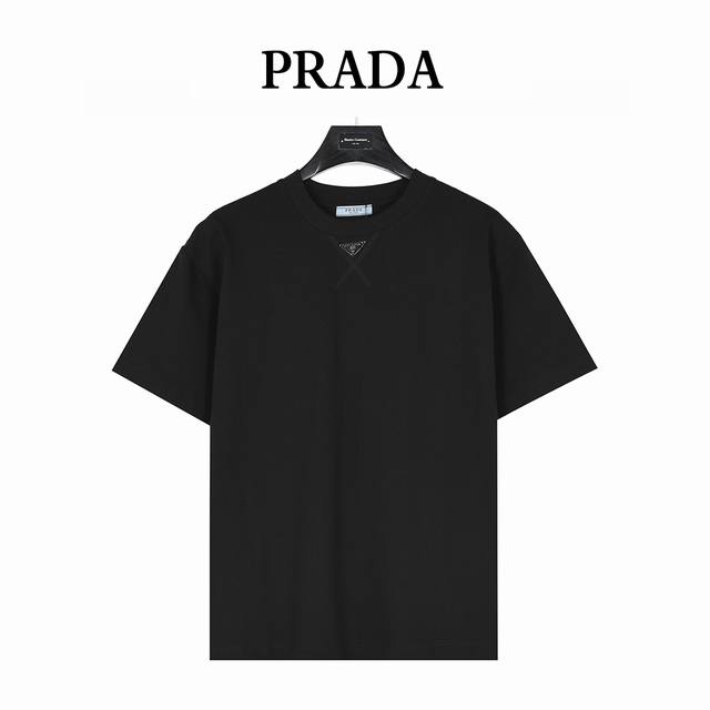本地自取170（支持放店） prada/普拉达 领口手缝金属三角标短袖T恤 简约百搭经典~神T 金属三角标胸前小口袋设计，简约又高级的设计！ 采用280G洗水纯
