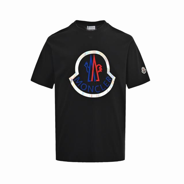 本地自取: 160 moncler/蒙口 25Ss 植绒Logo镭射印花短袖 采用60支双纱精梳纯棉爽滑手感，纯棉不起球不起毛，面料厚度260克重，单件重量28
