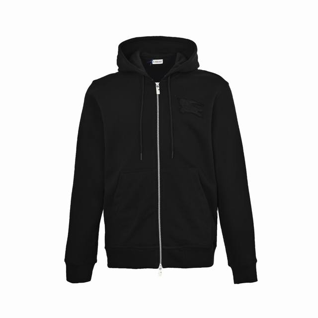 本地自取: 420 burberry/巴宝莉 战马贴布拉链外套 选用厚质平织棉面料打造，整体裁剪较为宽松，双向拉链开合方便穿脱，抽绳式连帽可调节松紧，圆柱形帽绳