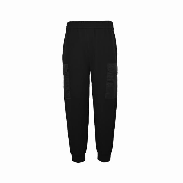 本地自取: 350 prada/普拉达 25Ss 再生尼龙双口袋棉质抓绒卫裤 选用棉质抓绒面料，工装口袋选用再生尼龙面料，腰部采用松紧腰头压线工艺，袋口加了翻盖