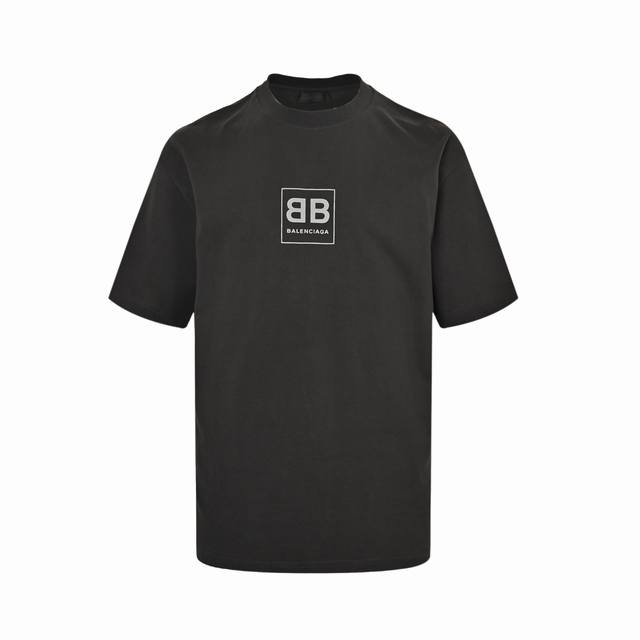 本地自取：170 balenciaga/巴黎世家 方块双B印花短袖 时髦单品总是逃脱不了经典元素的加持，锁扣作为巴黎世家经典中的经典，就是会给人别样好感。此款短