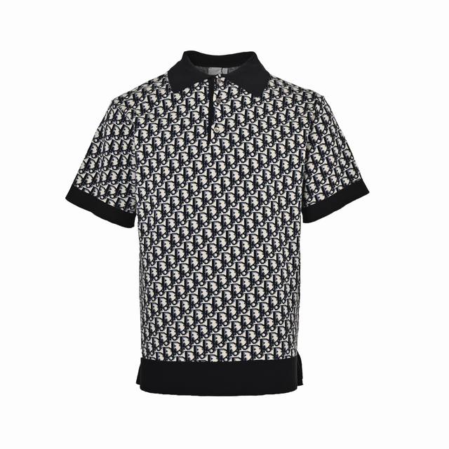 本地自取: 250 dior/迪奥 经典老花提花针织Polo短袖 此款采用40双股精梳棉2股成纱，对板定染纱线，运用进口14针提花机做三色芝麻底提花工艺，时长达