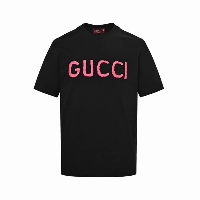 本地自取：140 gucci/古驰 粉色字母Logo刺绣短袖 采用进口棉质面料，上身柔软舒适！胸前字母Logo印花设计，多种色彩融合在一起，使得整件衣服更加鲜艳