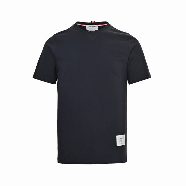 本地自取：160 thom Browne/汤姆布朗 素色短袖 灵感源自八十年代复古 采用定制面料制作而成 官方同款 面料经过同缸染色工艺处理 手感舒适柔软 既时