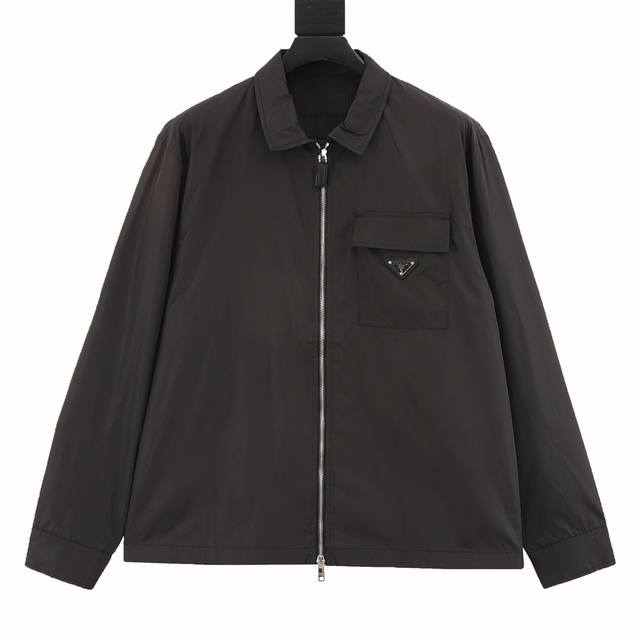 p310 prada /普拉达 经典口袋三角徽标拉链外套 定制定染尼龙面料，胸前口袋三角标五金点缀，原版定制领标洗水唛。定制五金拉链，原版一致五金。最经典的铁三