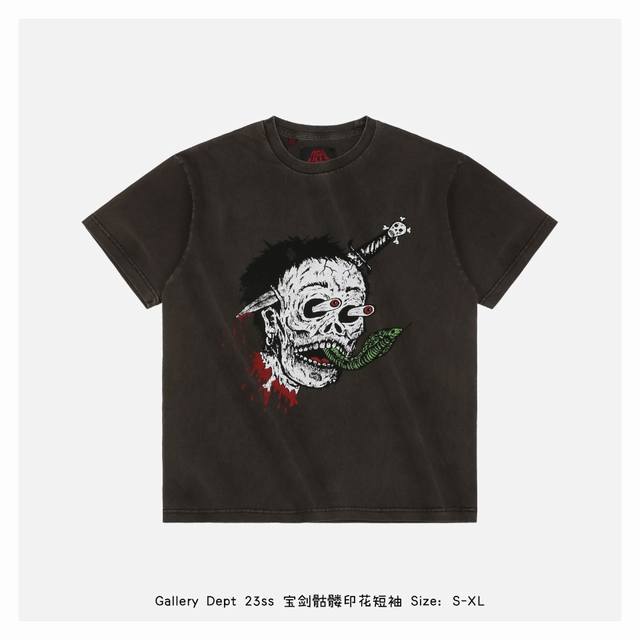 本地自取：260 gallery Dept 23Ss 宝剑骷髅印花短袖 定织定染21支230克高克重棉麻面料，圆简布工艺无侧缝，面料先经过环烘水洗处理，起到预缩