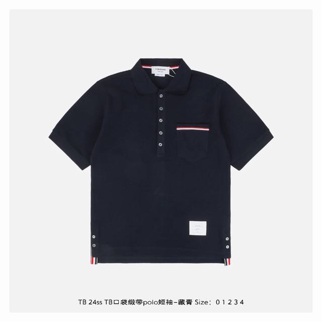 本地自取：230 thom Browne 24Ss Tb口袋缎带Polo短袖-藏青 采用60支双股230克重100%棉双面珠地面料，拆解纱线分析，非常规面料裁剪