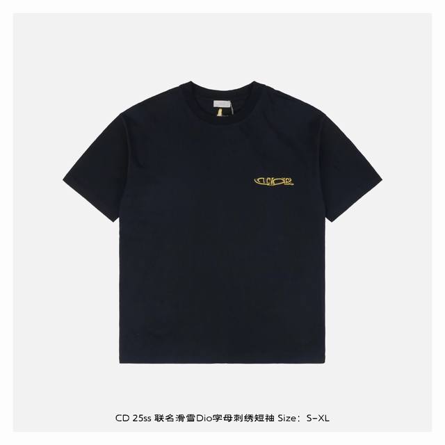 本地自取：210 dior/迪奥 25Ss 联名滑雪Dio字母刺绣短袖 以经典美学为魂，融滑雪文化的先锋灵感，将极简廓形与机能细节完美交织，面料采用21S双纱精