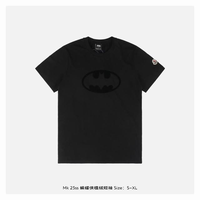 本地自取：180 moncler/蒙口 25Ss 蝙蝠侠植绒短袖 定制雪绒花精纺棉面料，饰有纹理蝙蝠侠点缀，侧面加以品牌绣标标识，植绒印花工艺，通过特殊的印刷方