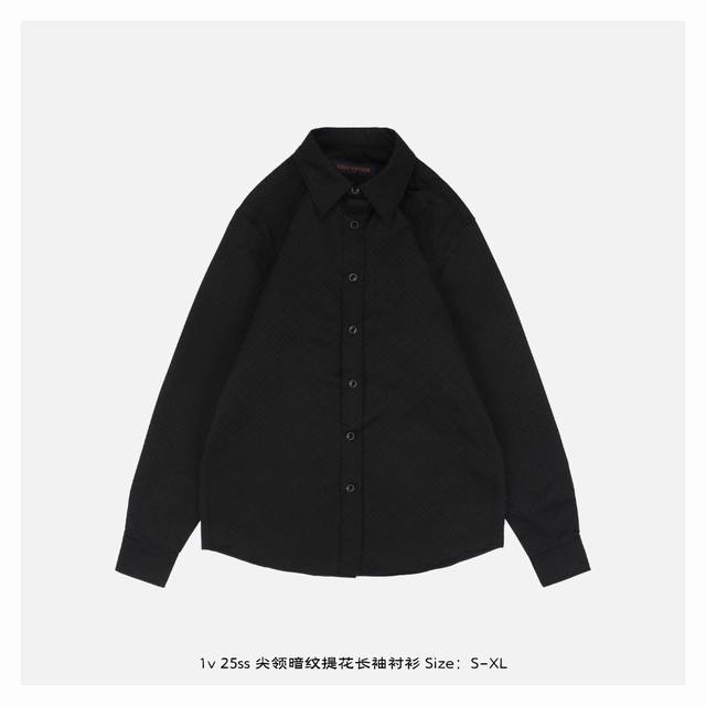 本地自取：430 1V 25Ss 尖领暗纹提花长袖衬衫 以全幅桑蚕丝为载体，细腻铺陈Mini Monogram提花，莹润光泽与立体肌理交织，赋予呢绒晚宴西装焕新