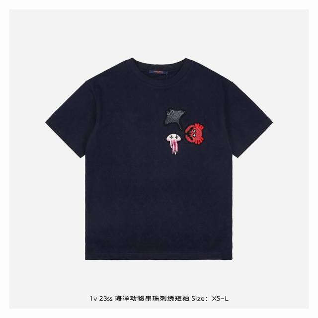 本地自取：340 1V 23Ss 海洋动物串珠刺绣短袖 夏季胶囊系列的海滩风情 面料是高克重的纯棉定织，并设计有老花暗纹细节(V特有标识之一)，，质感温厚，着身