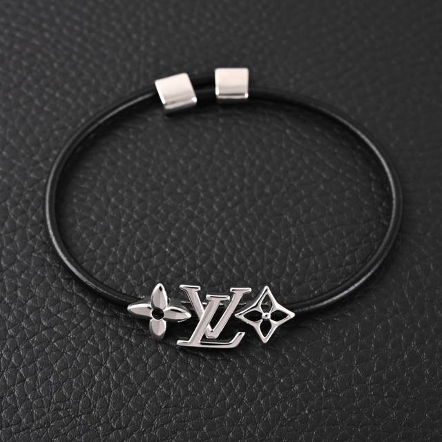 本地自取220 louis Vuitton/路易威登Lv 黑色经典Iconic皮革手镯 这款细细的手绳真的是四季必备的呀！经典品牌Logo字母+不锈钢扣子的搭配