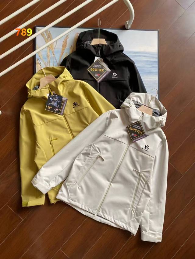 p210 凯乐石专柜大牌同款户外飞禽新款防风防水山系软壳男女同款拼接运动夹克冲锋衣登山服外套。难得一遇的好货！闭眼入！错过不再有这款Trino采用了防风防水透气