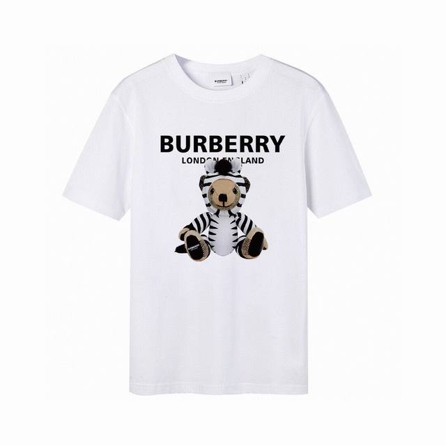 110 Burberry/巴宝莉斑马短袖T恤。 高版本，潮流高街情侣T恤，高克重纯棉面料，亲肤顺滑有厚实感，细节到位，独有的品牌辨识度，男女同款入！ 颜色：白色