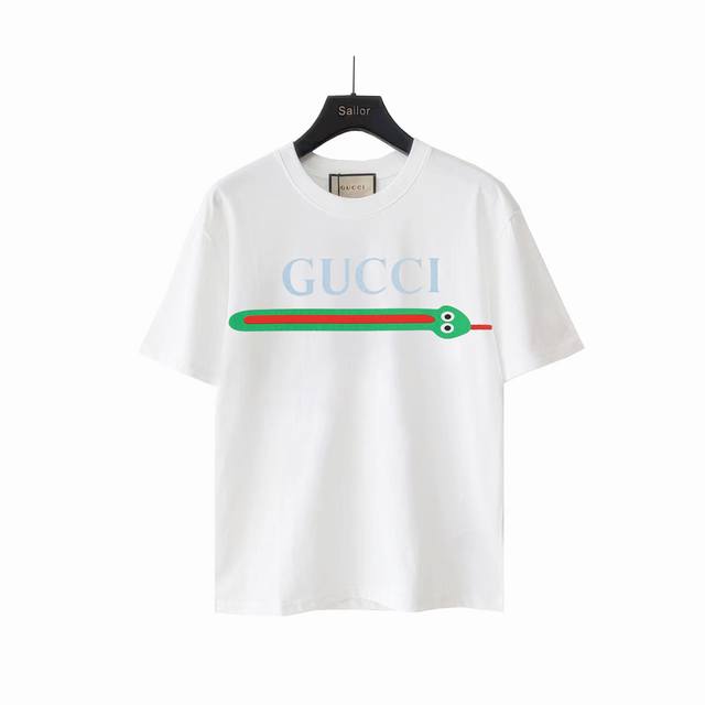 本地自取 140 实拍细节图+尺码表 gucci/古驰 蛇年限定短袖T桖 选用客供定制针织100%纯棉面打造,面料手感细腻，厚实有质感的纯棉布 高密度的机织工艺