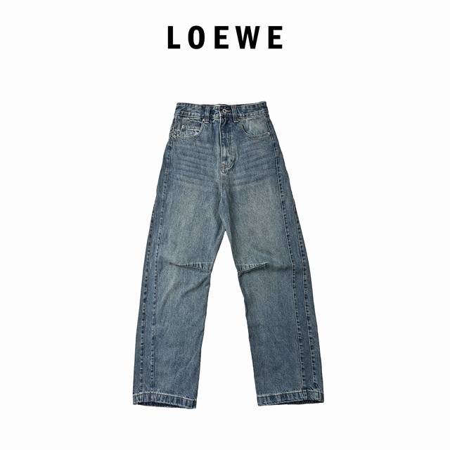 本地自取460 loewe 罗意威 25Ss擦色宽松弯刀牛仔裤 高腰系扣双插兜设计 膝弯处缝制分割线打造弯刀效果 有效修饰直腿线条 阔腿版型穿着无束缚感 后腰皮