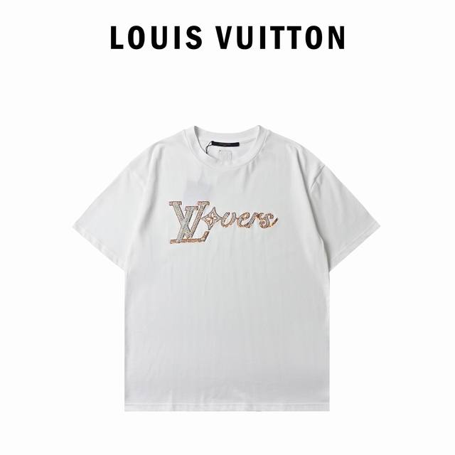 本地自取200 louis Vuitton路易威登春夏系列菲董发布会珠片Logo渐变字母T恤 简约大气经典尽显潮流顶端气场！！冲冲冲！！ 100%全棉材质制成，