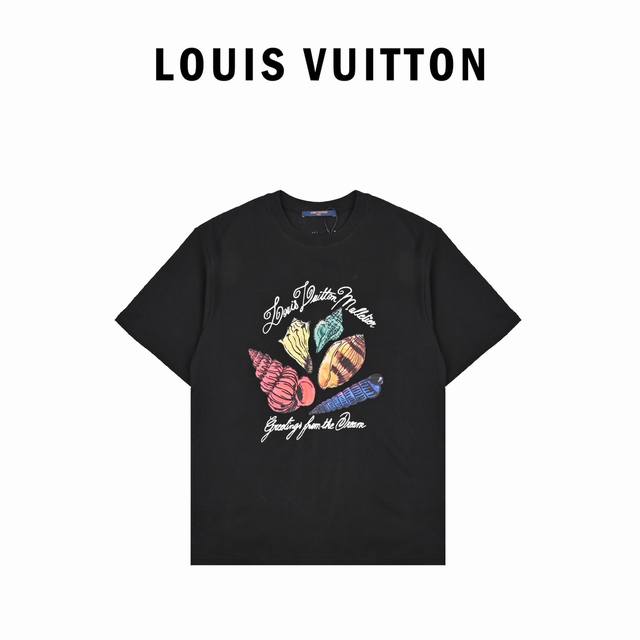本地自取170 louis Vuitton路易威登海螺系列印花标识装饰短袖 面料手感丝滑柔软，透气亲肤性极佳，着身无比的舒适，整体质感相当之高 衣身胸前标志性徽