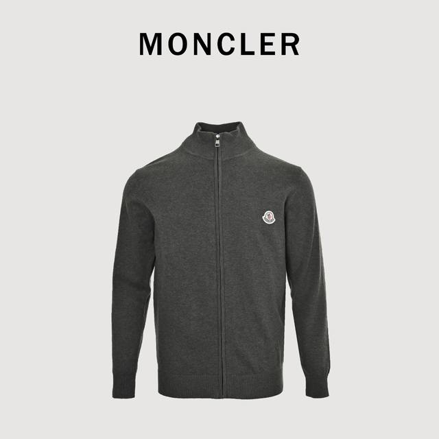 本地自取340 moncler/蒙口 胸前经典Logo 拉链针织毛衣开衫外套 天冷叠穿作为内搭也非常好看 胸口高密度Logo刺绣，吊牌辅料原版定制。采用纯棉纱线