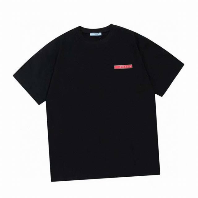 140 普拉达/Prada 夏季新款 经典红色胶条圆领短袖T恤，高端品质独家定制 采用定制定染高克重面料，洗水完高达280G纯棉双纱面料，螺纹增加到2.7 不变