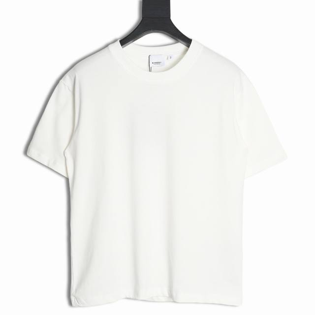 本地自取180 burberry 巴宝莉 24Ss 后腰战马短袖T恤 面料采用定制240G 26支特滑双股精棉平纹高密无尘全棉布料。前幅高密度加厚，走线平整，代