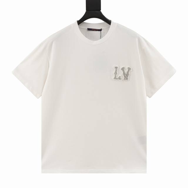 130 louis Vuitton路易威登 菲董手缝水钻T恤 纯手工一针一线缝制的水钻Logo胸牌。细节拿捏的死死的。上身效果非常棒，怎么搭都显得高级大方，简直