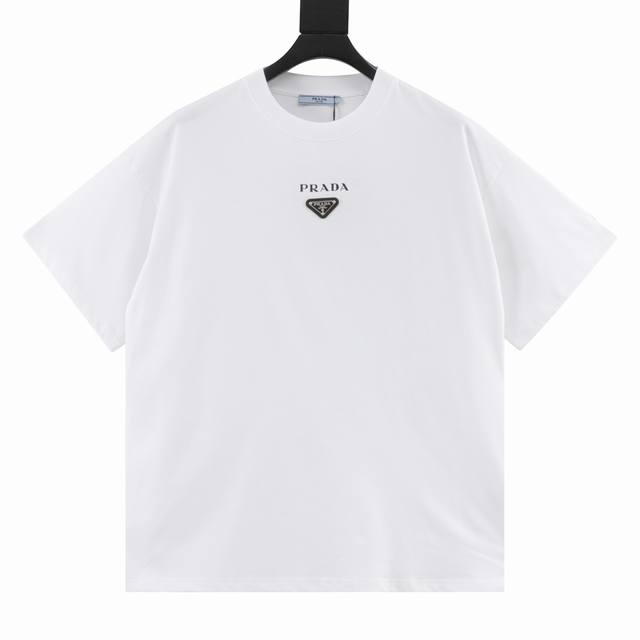 100 prada/普拉达 25Ss 领口金属三角徽标及字母印花短袖T恤 基础款我们最在意的就是面料和版型，P家经典修身版型，特殊立裁工艺， 上身线条流畅，不管